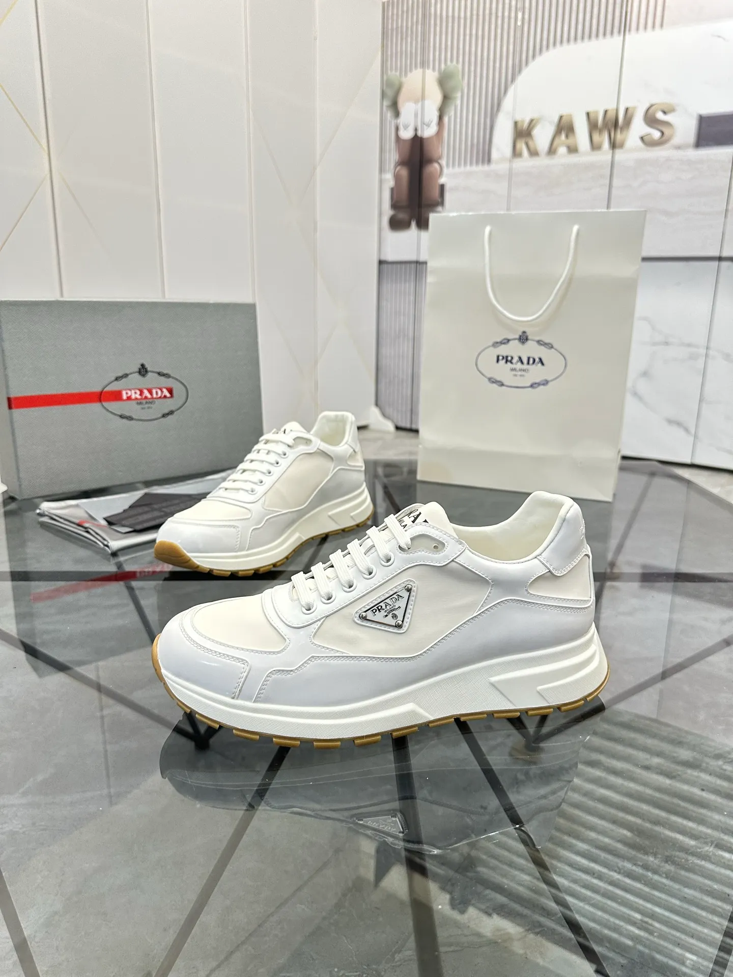 Men's shoes for sale 💰: 💰P580¥ High-end top quality Product trademark: Prada *"Prada*" low-top casual shoes Regular size: 38-45 (can be customized to 46) Product materials: imported first-layer cowhide stitching breathable mesh upper, water-dyed cowhide lining, cowhide foot pads, original ultra-light foam outsole. No.: 001